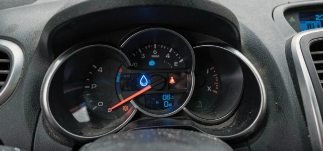 Que signifie le voyant goutte d’eau sur Clio 3 et comment réagir ? Que signifie le voyant goutte d’eau sur Clio 3 et comment réagir ?